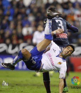 Ángel intenta rematar