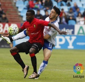 Isaac pelea un balón