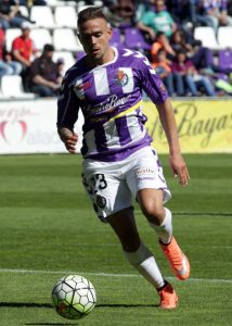 Roger conduce el balón Foto: Real Valladolid