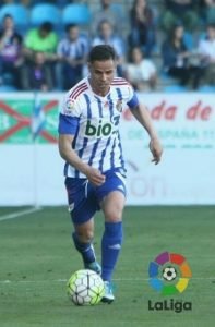 Acorán conduce el balón