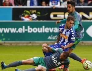 Alan Baró disputa un balón con Femenía y Casado 