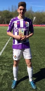 Isa, con el trofeo que le acredita como mejor jugador de la Oviedo Cup