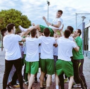 La plantilla verdiblanca mantea a Miguel de la Fuente Foto: Victoria CF