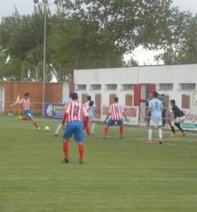 El Atlético Tordesillas sucumbe ante la pegada de la UD Santa Marta 1 Adalia se prepara para disparar || Foto: Sergio Sanz