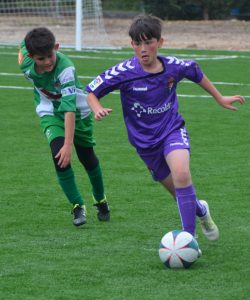 Un jugador del Pucela avanza con el balón Foto: Juan Postigo