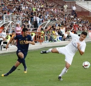 El Reus y el UCAM Murcia jugarán contra el Real Valladolid 1 Tekio da un pase ante un jugador del Castilla Foto: Twitter