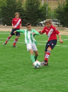 Un jugador del Simancas despeja ante la presión de un verdiblanco Foto: Raquel Gómez