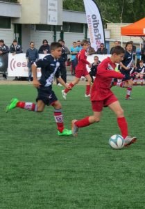 Un jugador del Sur conduce ante la presencia de otro del Simancas Foto: Raquel Gómez 