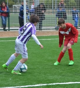 Alfon encara a un jugador de la UD Sur Foto: Juan Postigo