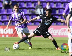 Samuel conduce el balón ante un jugador del Lugo