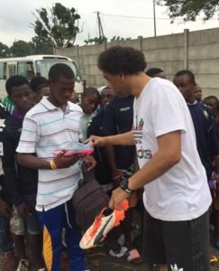 Benjamín Zarandona entrega material deportivo en Malabo, Guinea Ecuatorial