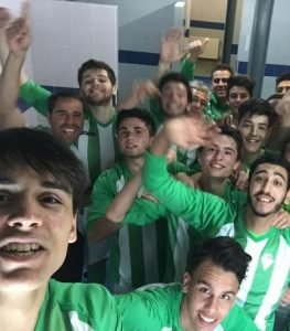 La plantilla festeja un triunfo de la pasada temporada