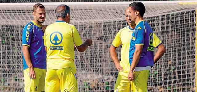 Paco Herrera charla en el entrenamiento con Javi Castellano, Hernán y Rafa Cristóbal || Foto: La Provincia