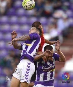 Hermoso y Chica saltan con un rival