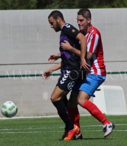 Higinio protege el balón ante Lamas Foto: Rosa M. Martín