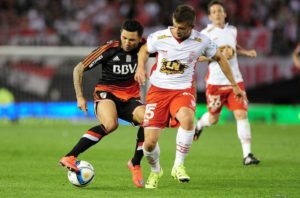 Luciano Balbi con la remera de Huracán Foto: Diario de Valladolid