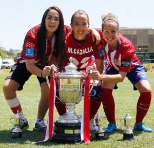 Ainoa posa con dos compañeras y con el título copero Foto: Atlético de Madrid