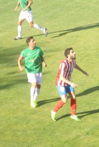 Raúl espera un balón, ante la presencia de Jona || Foto: Sergio Sanz