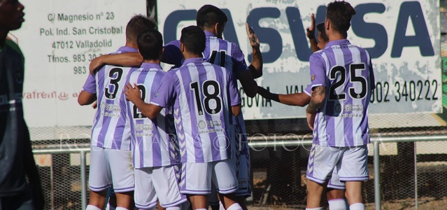 Los jugadores del Real Valladolid festejan un gol ante el CD Toledo