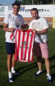 Gustavo Terleira posa con el presidente, Óscar Serrano Foto: Atlético Tordesillas