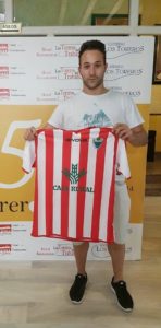 Ruiz posa con la camiseta Foto: Atlético Tordesillas