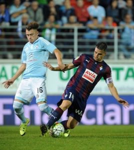 Drazic, a la izquierda, pugna con un jugador del Eibar