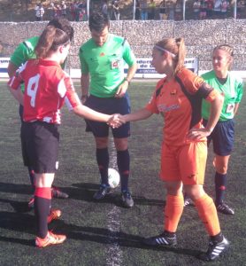 Cris se saluda con Bea, capitana del Athletic B Foto: Jesús Domínguez