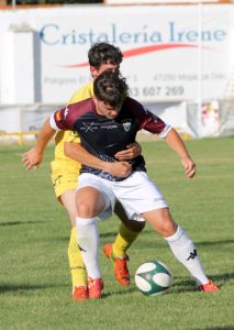 Mato, agarrado por un rival, protege el balón Foto: Reyes Moyano