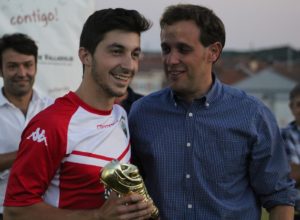 Viti recoge el galardón al mejor jugador del Trofeo Diputación Foto: Víctor Álvarez