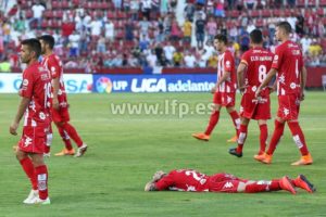 Los jugadores del Girona se lamentan tras el empate ante el Lugo