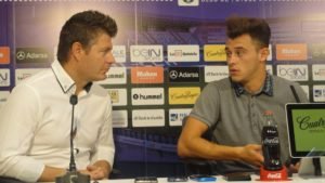 Dejan Drazic, último fichaje en ser presentado como jugador del Real Valladolid, contó con el exfutbolista blanquivioleta Dragan Isailovic como traductor de excepción Foto: Sergio Sanz