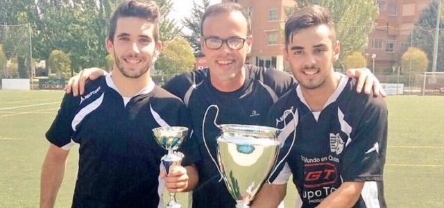 Miguel de la Fuente celebra el Felicísimo de la Fuente con dos de sus jugadores