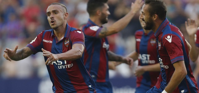 Roger y Morales celebran un gol del primero