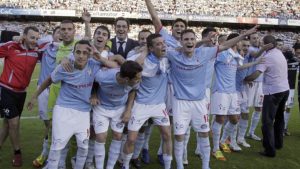 Los jugadores del Celta celebran el ascenso, con Paco Herrera a la derecha||Foto: RTVE