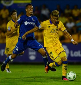 Alejo protege el balón ante un jugador del Getafe Foto: AD Alcorcón