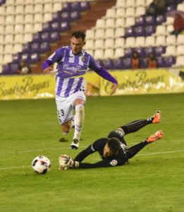 Drazic regatea a Falcón antes de hacer el 1-1 Foto: Real Valladolid