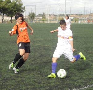 Judy presiona a una jugadora del Alhóndiga Foto: Sergio Sanz