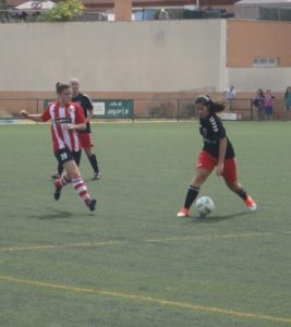 Paula Pastor presiona a una jugadora del Torrelodones || Foto: Sergio Sanz