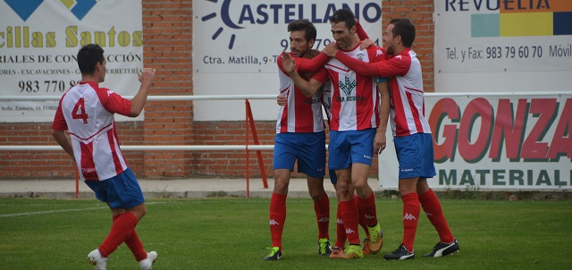 Los jugadores del Atlético Tordesillas celebran un gol de Adalia || Foto: Juan Postigo