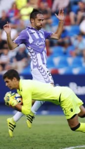 Raúl atrapa un balón ante Míchel || Foto: LFP