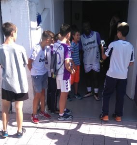 Café con aroma de crack 1 Sinisterra se fotografía con unos aficionados tras la victoria del Juvenil División de Honor ante el Real Madrid Foto: Jesús Domínguez