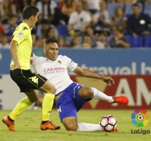 Marcelo Silva corta un balón ante Alfaro