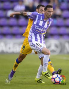 André Leão protege el balón