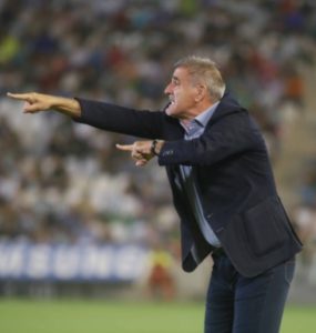 Paco Herrera da instrucciones a los suyos durante el encuentro || Foto: LFP