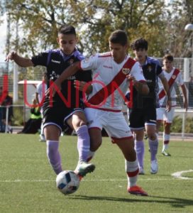 Nieto pugna un balón || Foto: Unión Rayo