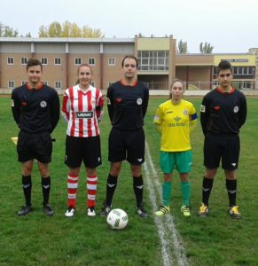 Las capitanas y el trío arbitral, antes del inicio Foto: Amigos del Duero