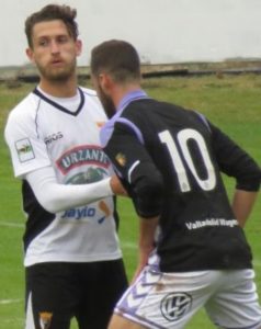 Higinio, ante un jugador del Tudelano Foto: CD Tudelano