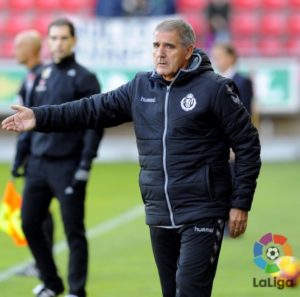 Paco Herrera da instrucciones a los suyos || Foto: LFP