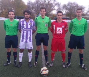 Los capitanes del Real Valladolid y del Rayo Majadahonda posan con el trío arbitral, encabezado por Daniel Reinoso Mangas || Foto: Jesús Domínguez