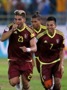 Renzo celebra un gol con Kouffati